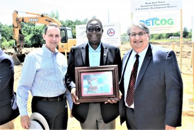 Jorge Ayala receives framed photo of SA water tanks & thank you